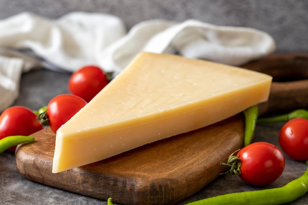 Le fromage parmesan italien sur un plateau de bois en gros plan