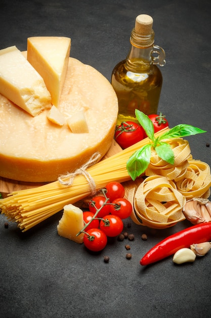 Fromage parmesan italien traditionnel, pâtes, tomates et huile d'olive