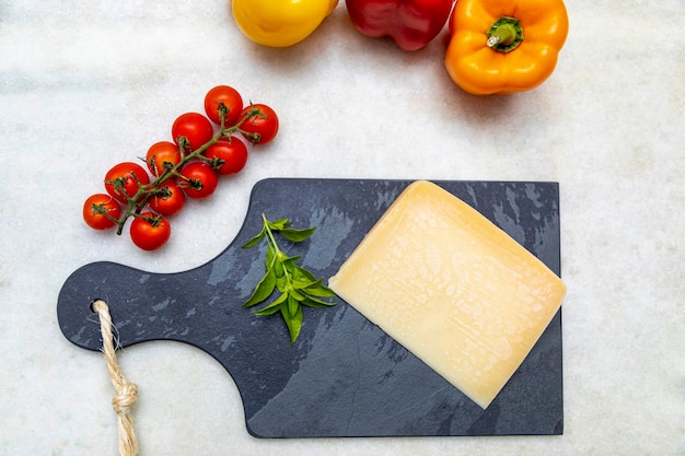 Fromage parmesan sur planche de pierre noire aux épices