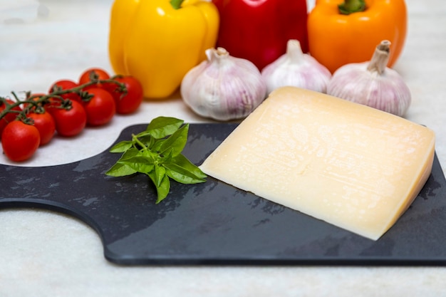 Fromage parmesan sur planche de pierre noire aux épices