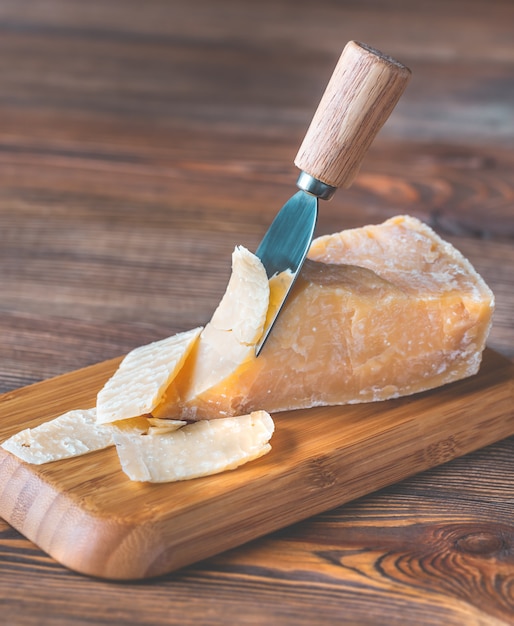 Fromage parmesan sur planche de pierre