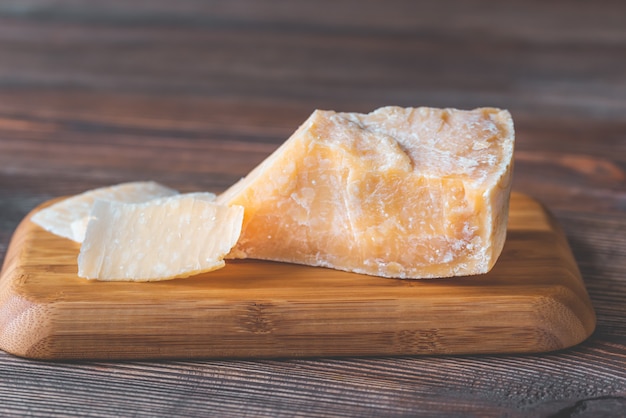 Fromage parmesan sur planche de pierre