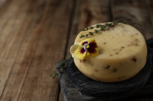 Fromage à pâte dure sur fond gris