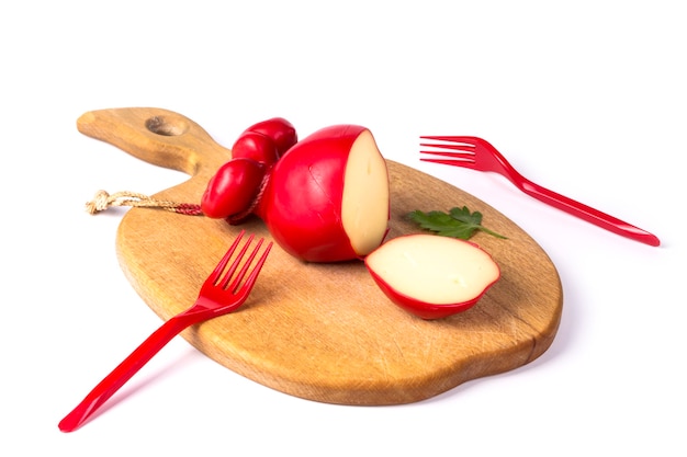 Fromage à pâte dure fumé à la main dans des coquilles de paraffine