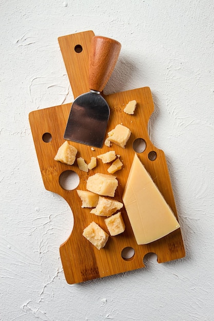 Fromage à pâte dure parmesan sur une planche à découper couteau à fromage râpe vue de dessus aucun peuple