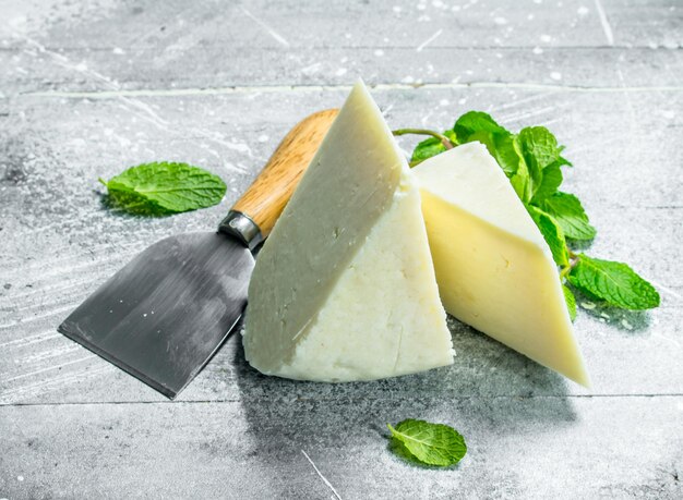 Photo fromage à pâte molle aux feuilles de menthe