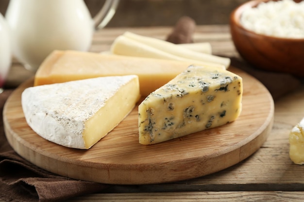 Fromage sur une planche à découper en bois