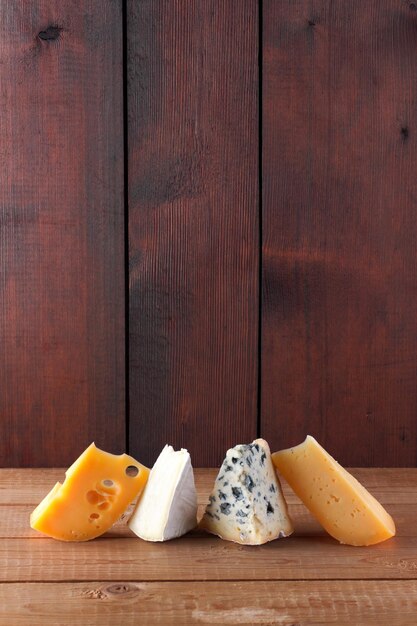 Fromage sur des planches en bois Camembert fromage jaune dur dorblu sur des planches en bois Espace de copie