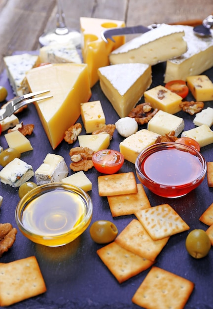 Fromage pour dégustation sur table en bois libre