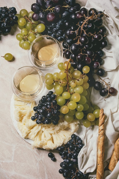 Fromage, raisins et vin