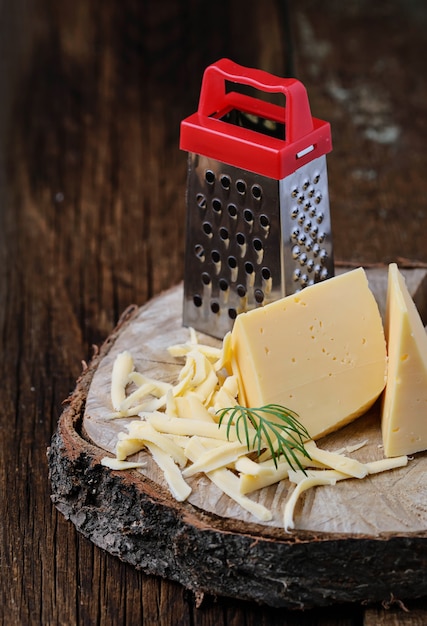 Fromage râpé sur fond en bois