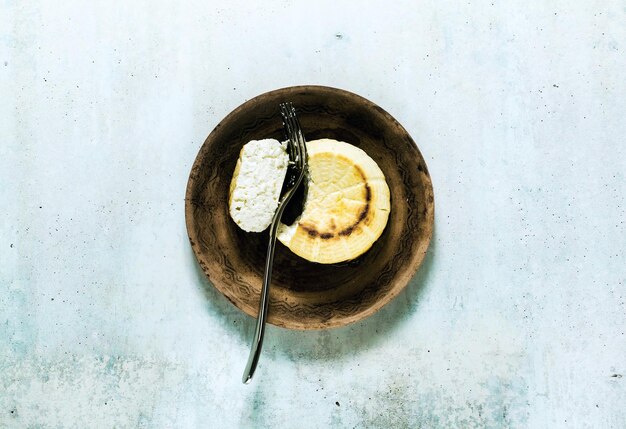 Photo fromage ricotta cuit au four sur une plaque d'argile