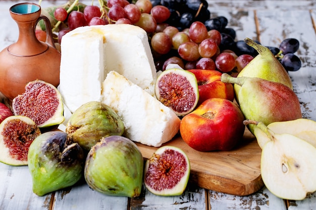 Fromage à la ricotta fait maison servi avec des fruits frais