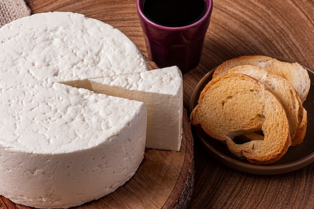 Fromage rond frais avec du pain