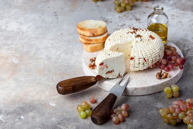 Fromage rond maison aux herbes et tomates séchées