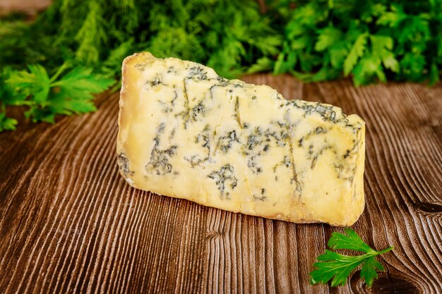 Fromage roquefort coupé sur une surface en bois