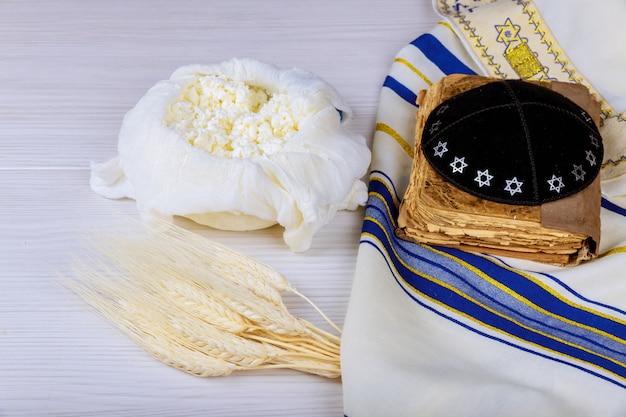 Fromage et Shofar, produits laitiers sur fond blanc en bois