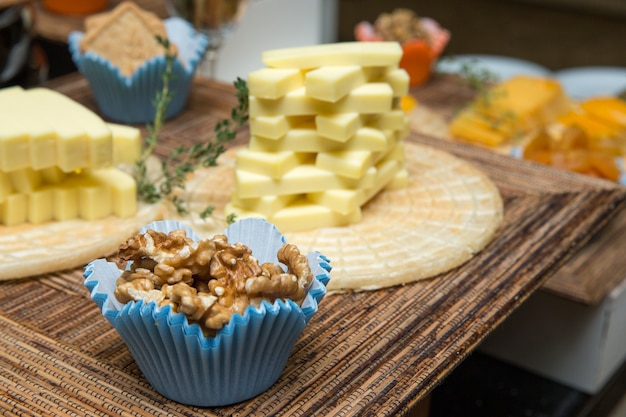 Fromage sur table en bois