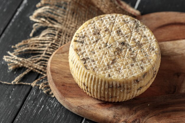 Fromage sur la table en bois