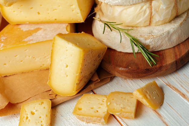 Fromage sur table en bois