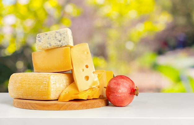 Fromage sur table en bois