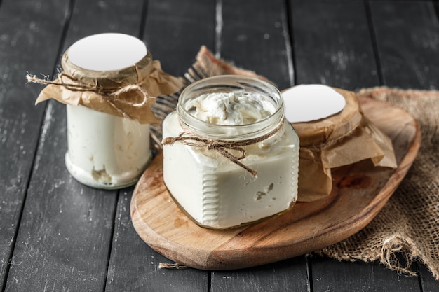 Fromage sur la table en bois