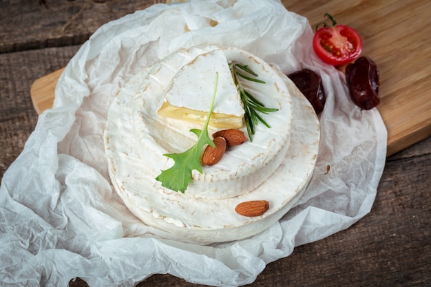 Fromage sur table en bois