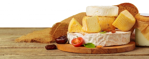 Fromage sur table en bois