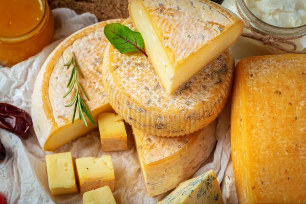 Fromage sur table en bois