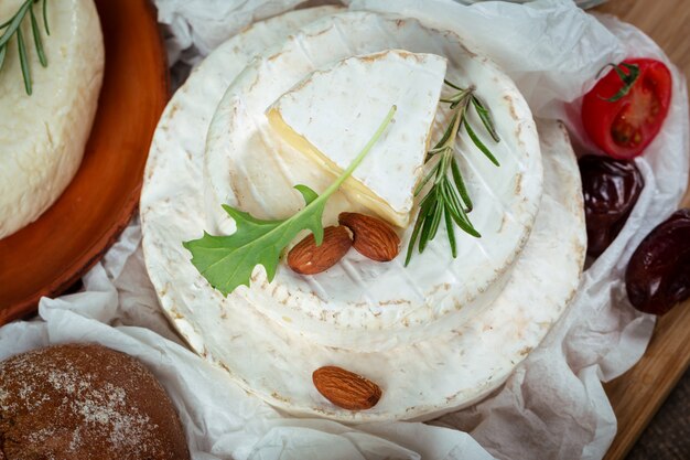 Fromage sur la table en bois