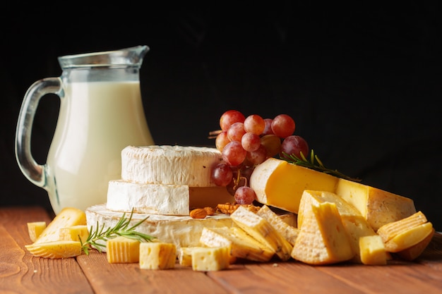 Fromage sur la table en bois