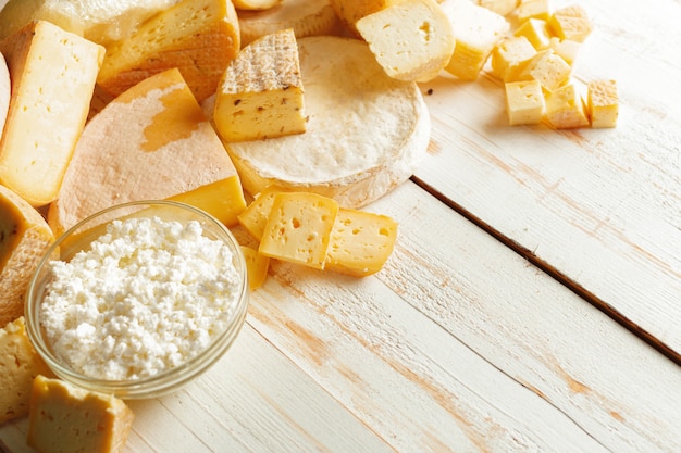 Fromage sur table en bois