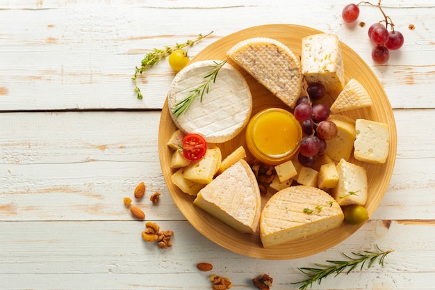 Fromage sur table en bois