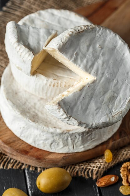 Fromage sur la table en bois