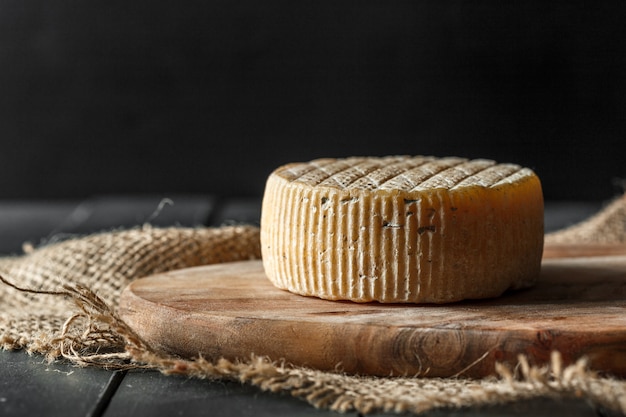 Fromage sur la table en bois