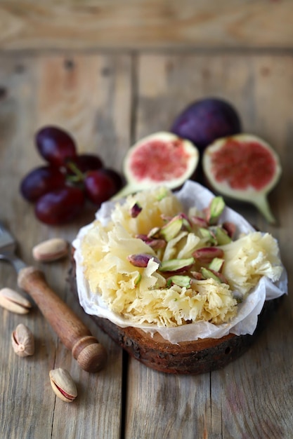 Fromage Tete de Moine aux figues sur fond de bois. Collations au fromage.