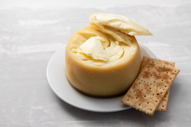 Fromage avec toasts sur plaque blanche sur céramique