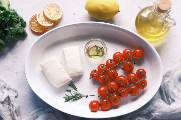 Fromage de tomate cerise et huile d'olive sur table