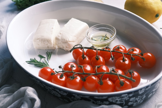 Fromage tomate cerise et huile d'olive sur table