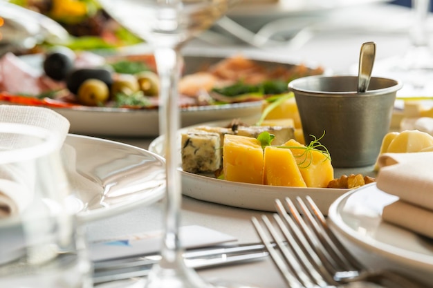 Fromage en tranches sur une assiette sur la table