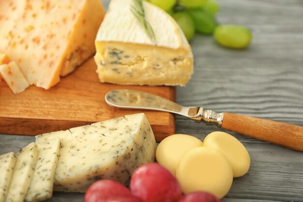 Fromage en tranches assorti sur fond de bois