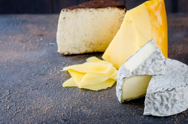 Fromage en tranches, fromage avec moisissure, fromage à pâte dure