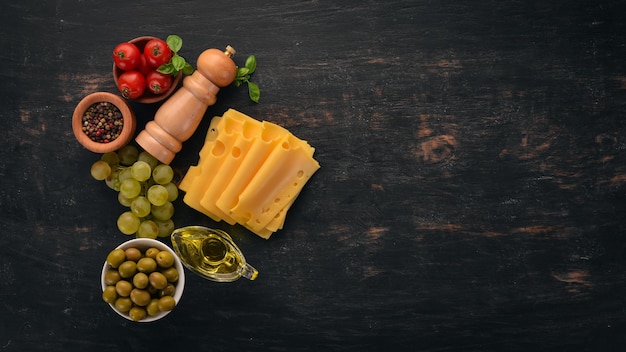 Fromage en tranches jaune Maasdam Vue de dessus Sur un fond en bois Espace de copie gratuit