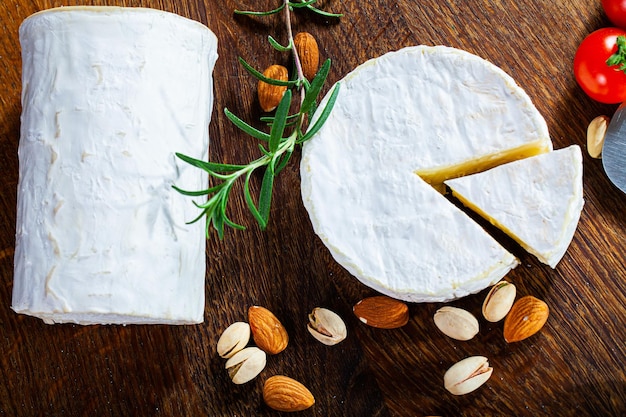 Fromage de variété élite tranché sur une planche de bois.