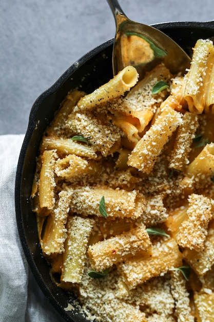 Fromage végétalien Mac n Cheese cuit au four