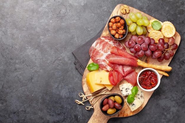 Photo fromage viande raisins et olives antipasti