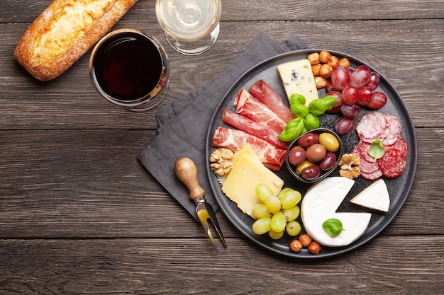 Photo fromage viande raisins et olives antipasti