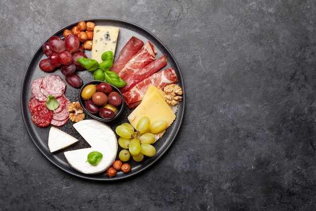 Photo fromage viande raisins et olives antipasti