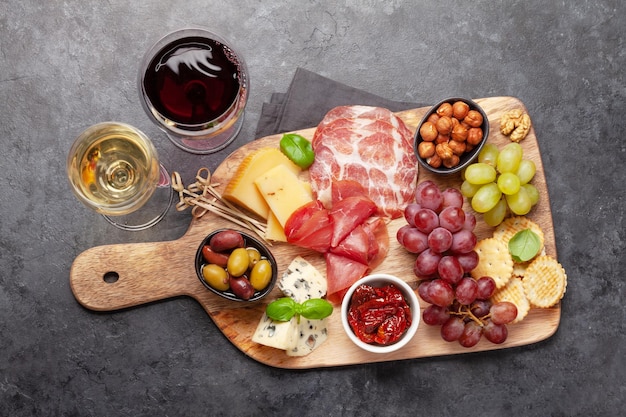 Fromage viande raisins et olives antipasti