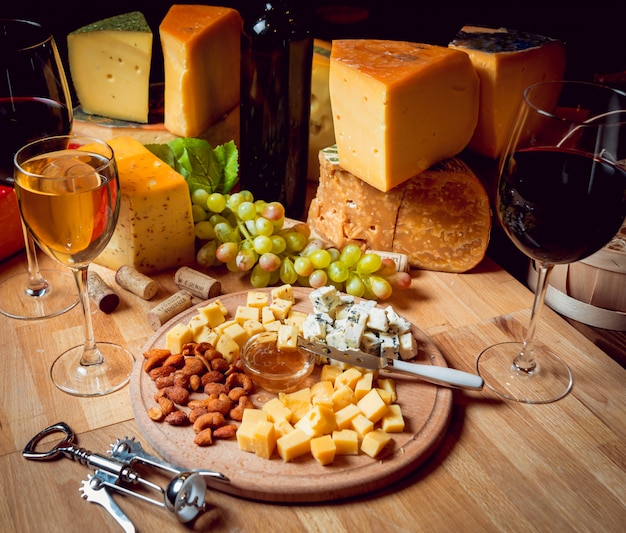 Fromage et vin sur une table sombre.